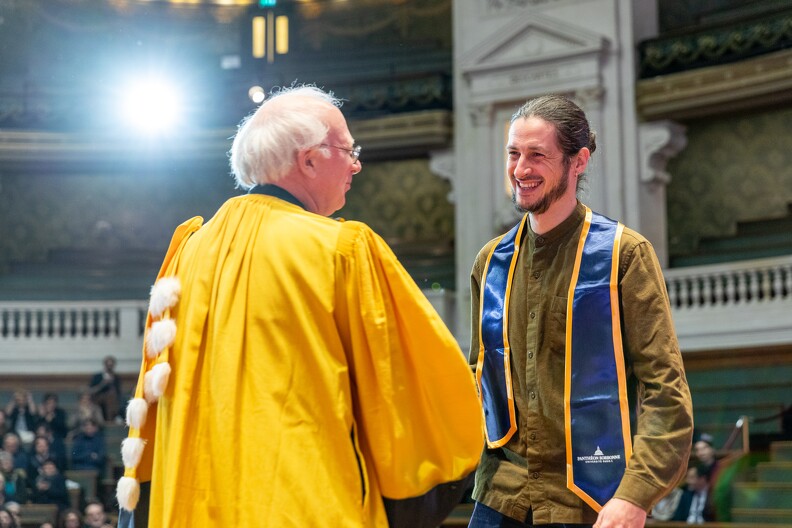 étudiant ayant sa remise de diplôme 