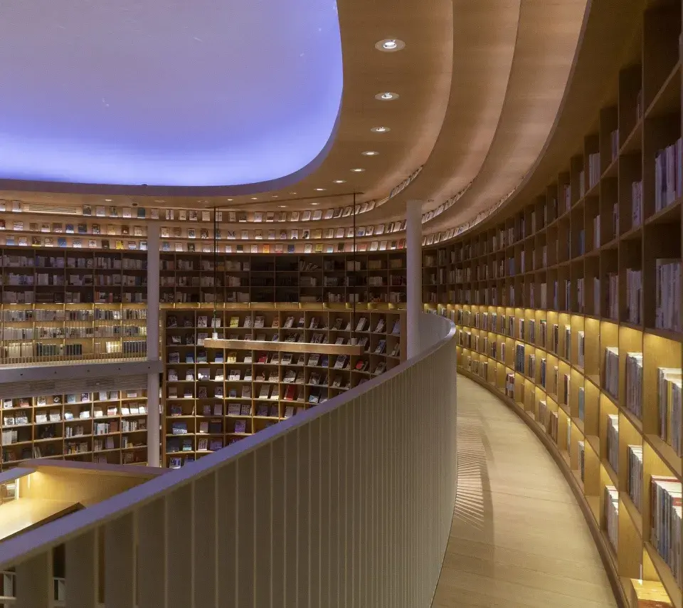 allée d'une bibliothèque moderne